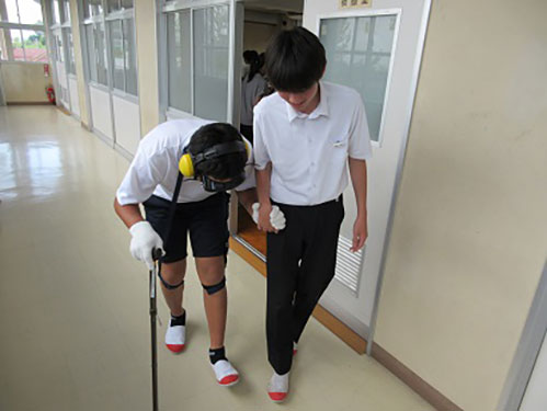 高齢者疑似体験グッズを使用した高齢者疑似体験の様子